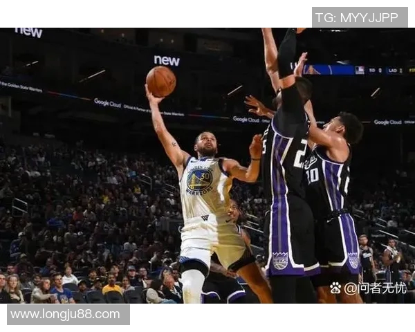 勇士与雷霆激战正酣1月19日精彩对决引发球迷热议 勇士与雷霆激战正酣1月19日精彩对决引发球迷热议